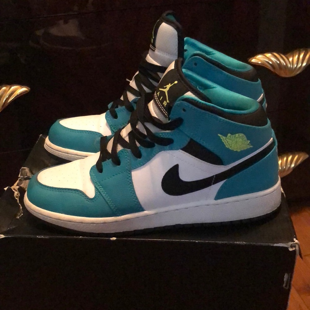 Air Jordan 1 Mid GG